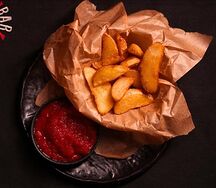 Картофель по-деревенски с томатным соусом