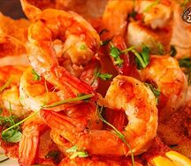 Десяток крупных тигровых креветок со сливочно-сырным соусом блю чиз