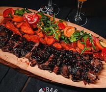 Запеченная телятина под винной глазурью с картофельными дольками