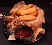 Палочки из сыра моцарелла с брусничным соусом