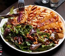 Салат гриль с сыром халуми и грушей