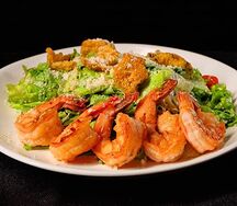 Цезарь с тигровыми креветками