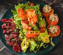 Стейк-салат со сливочно грибным муссом