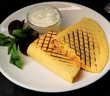 Кесадилья с курицей, креветками и ананасом