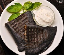 Кесадилья с говядиной, грибами и халапеньо