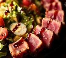 Салат с тунцом, авокадо и мандарином