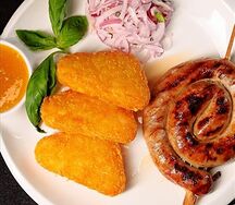 Куриная колбаска гриль в тайском стиле с картофельными хеджбраунами и соусом ананас-чили