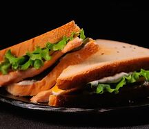 Сэндвич с куриным филе, свежим томатом и маринованным огурчиком