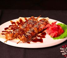 Сочные куриные шашлычки терияки на обжаренной тортилье