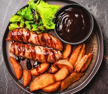 Пикантные колбаски гриль с горчичным соусом и картофельными дольками