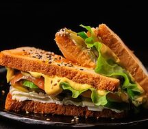 Сэндвич с лососем, творожным сыром, свежим огурцом и сырным соусом