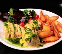 Медальоны под сливочно-горчичным соусом с гарниром из картофельных долек