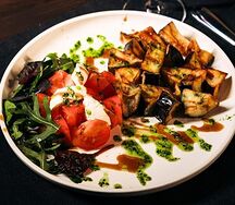 Салат с хрустящими баклажанами и сливочным сыром