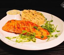 Лосось с гарниром из кускуса, сливочного соуса и грибов