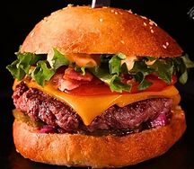 Большой сочный фирменный бургер Литера из мраморной говядины