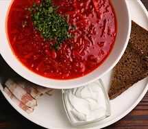Борщ со сметаной, салом, бородинским хлебом и зеленью
