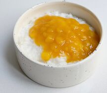 Каша рисовая с вареньем из манго