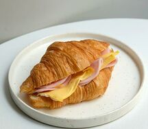 Круассан с ветчиной и сыром