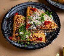 Кесадилья с медовой курочкой