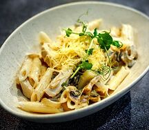Пенне с курицей и грибами