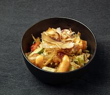 Салат с Креветками Темпура и кунжутным соусом