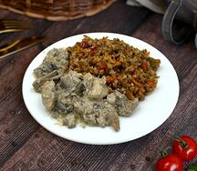Курица с грибами в сливочном соусе с гречкой
