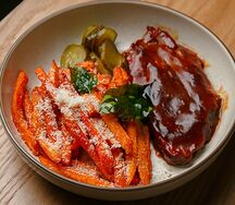 Брискет с перечным BBQ и бататом