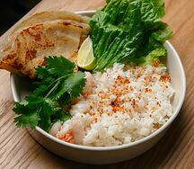 Карри боул с рисом, креветками и лепешкой роти