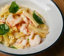 Казаречче с креветками и страчателлой