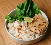 Карри боул с рисом, курицей и лепешкой роти