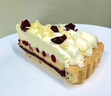 Брусничный торт с белым шоколадом