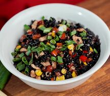 Чёрный рис с курицей и кукурузой