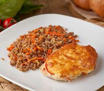 Запеченное куриное филе под сыром с помидоркой и гречей 