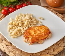 Запеченное куриное филе под сыром с помидоркой и макаронами