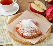 Майская булочка с яблоком
