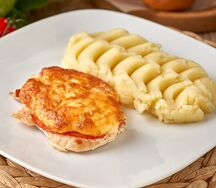 Запеченное куриное филе под сыром и пюре