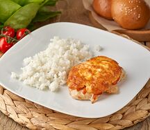 Запеченное куриное филе под сыром с помидоркой и рисом 