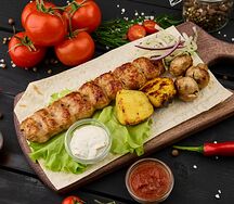 Бизнес ланч с люля-кебабом из говядины и картофелем