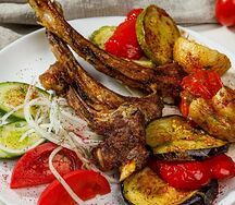 Каре ягнёнка с овощами на мангале