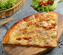 Кусок пиццы с курицей