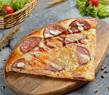 Кусок пиццы с колбасой