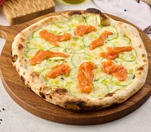Пицца с маринованной форелью, цукини и сливочным соусом 25 см