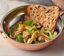 Кальмары с артишоками и чесноком