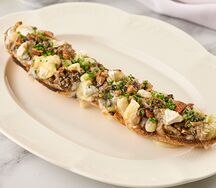 Багет с грибным рагу, камамбером и чатни из яблока с грушей