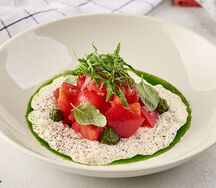 Спелые томаты с сыром страчателла и рукколой