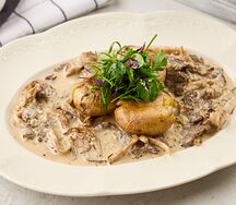 Страчетти из говядины с грибами и молодым картофелем