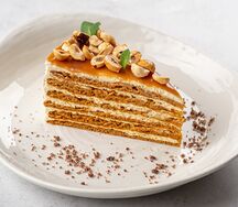 Медовик с соленой карамелью и фундуком