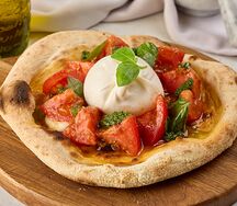 Мини-фокачча с бурратой, томатами и соусом песто