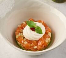 Тартар из маринованной форели с гуакамоле и муссом из сливочного сыра