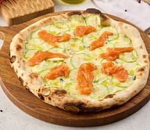 Пицца с маринованной форелью, цукини и сливочным соусом 33 см